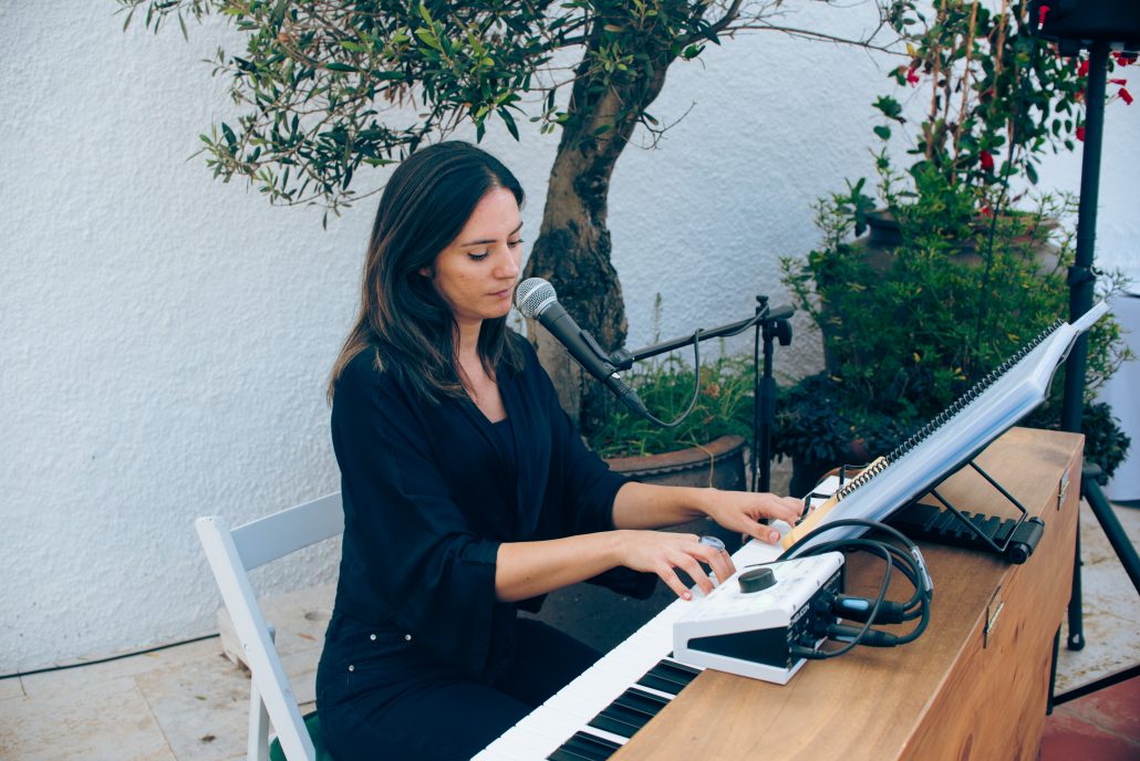 Gina pianista cantante en aperitivo